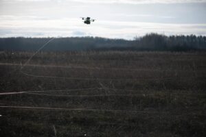 Drony FPV sterowane za pomocą światłowodu – wyzwanie dla detekcji i neutralizacji